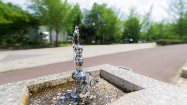 公園の水飲み場の写真